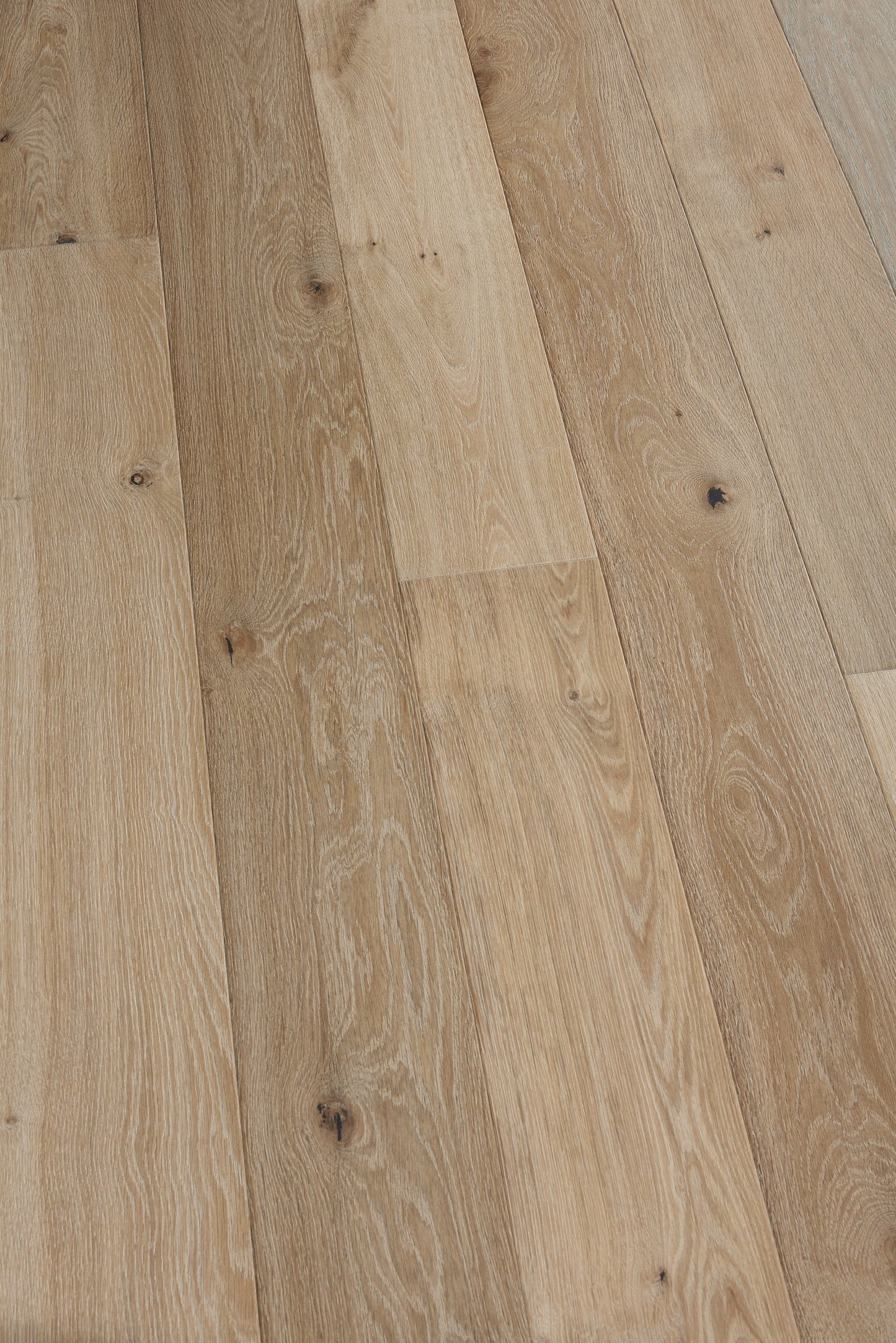 Villa Barcelona Montilla White Oak 6-1/2-in W x 3/8-in T x Varying Length Wirebrushed Engineered Hardwood Flooring (23.64-sq ft / Carton)