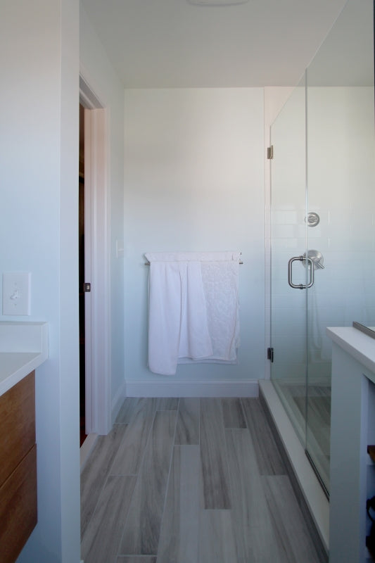 Calming Modern Bath in Center City